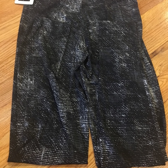 NWT texture print leggings - Picture 7 of 8